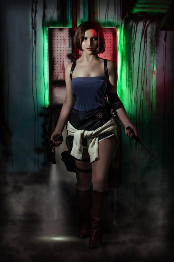 Красивая Джилл Валентайн в соблазнительном косплее Resident Evil