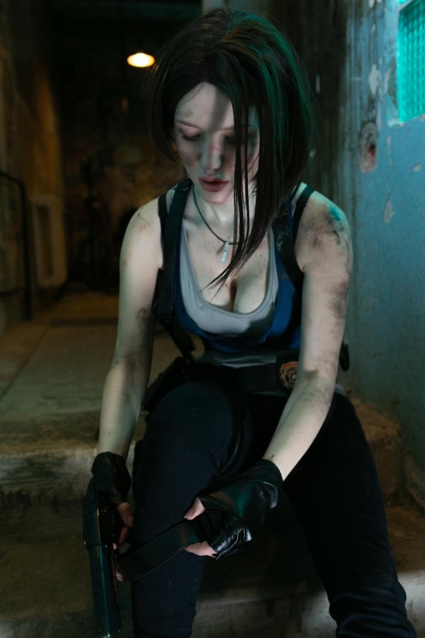 Очаровательная Джилл Валентайн в обольстительном косплее Resident Evil