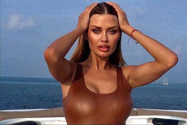 Виктория Боня в 2020 показывает горячую грудь и тает от жара