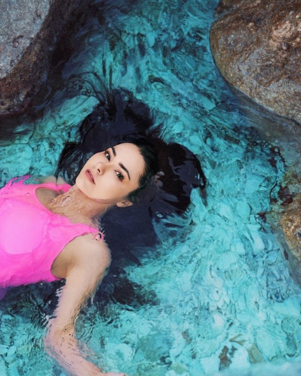 Очаровательная Helga Lovekaty в купальнике как модель с lovekaty красотой