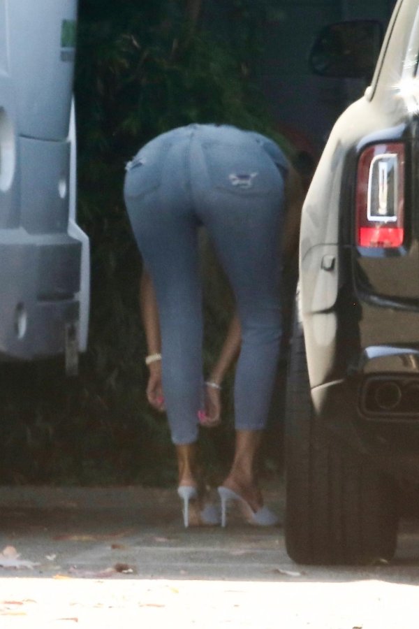 Хлои кардашян в джинсах, Khloe kardashian 2022, Хлое кардашьян