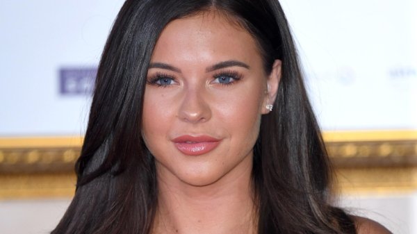 Shelby Tribble в стильном платье
