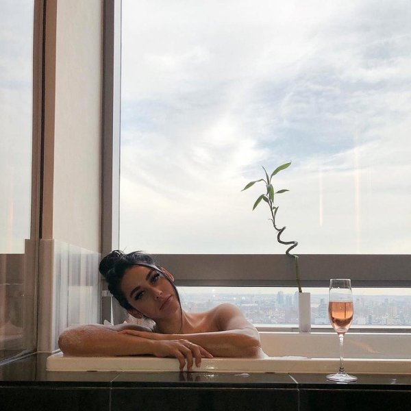 Kimberly Kardashian в соблазнительной фотосессии в ванной