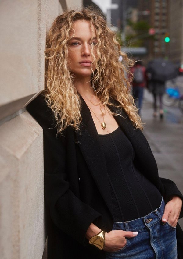 Hannah Ferguson с роскошными кудрявыми волосами