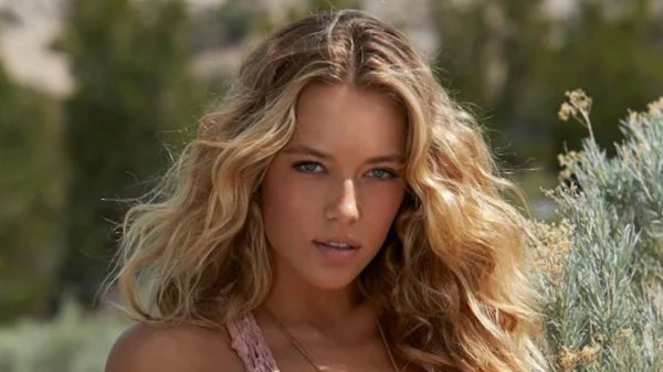 Привлекательная Hannah Ferguson модель красоты