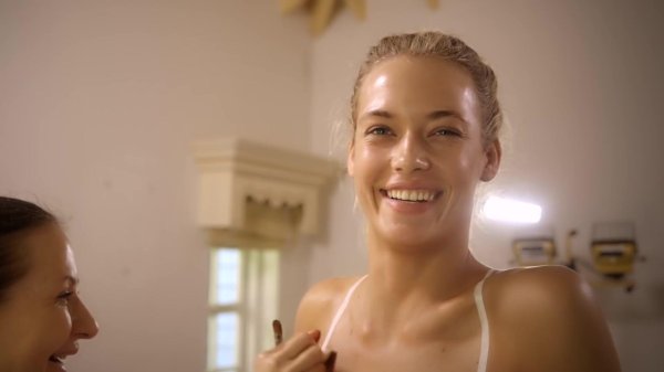 Креативная Hannah Ferguson с body paint