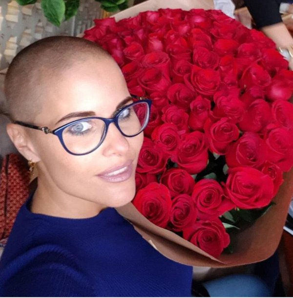 Красивая Marina Vovchenko с лысой головой