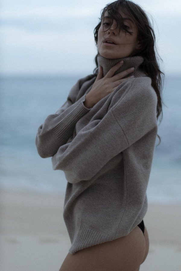 Горячая модель Alejandra Guilmant в уютном свитере оверсайз