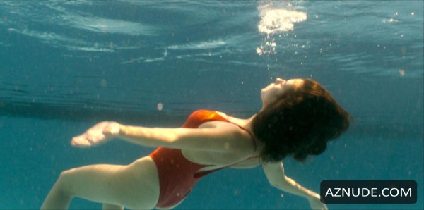 Горячая девушка в соблазнительных underwater сценах в бассейне
