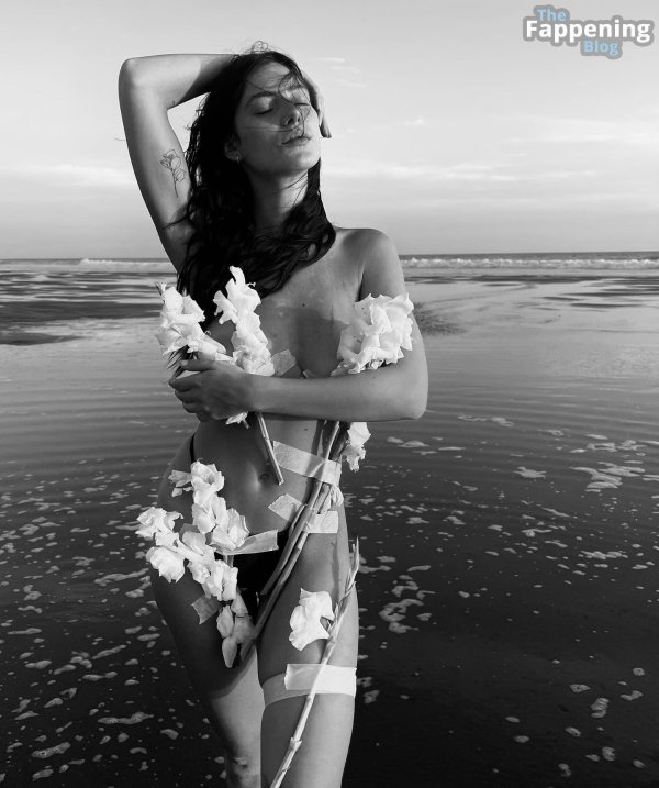 Горячие девушки Jessica Gomes и Emmanuel Beart на пляже