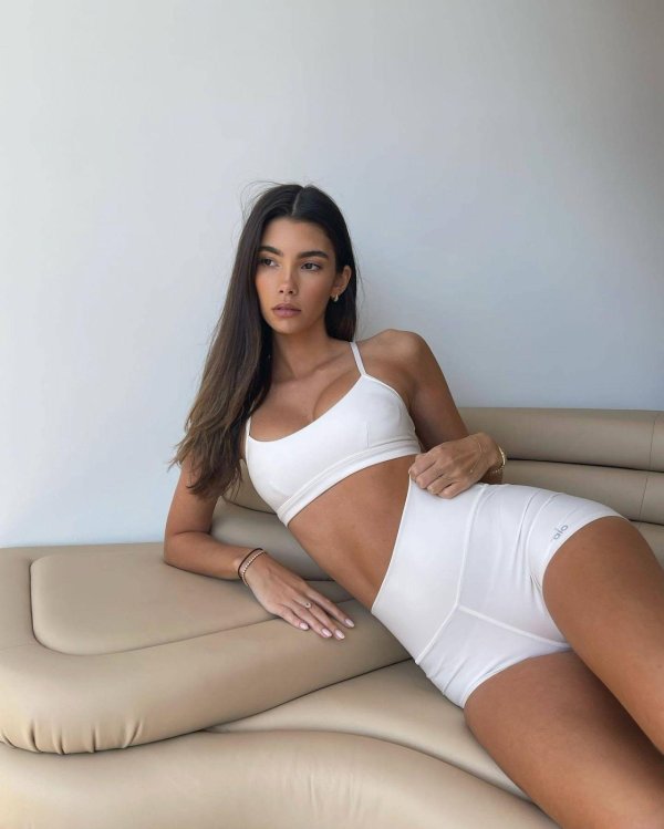 Горячая девушка Cindy Mello в соблазнительном стиле