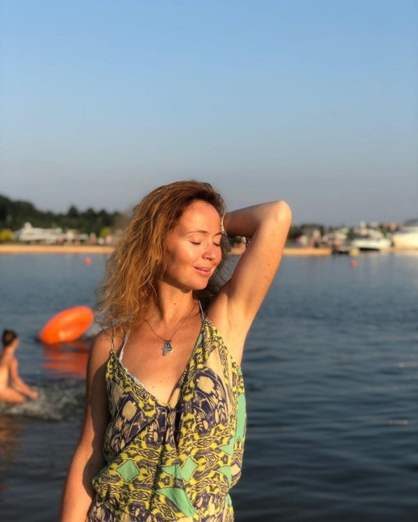 Елена Захарова актриса в купальнике с формами