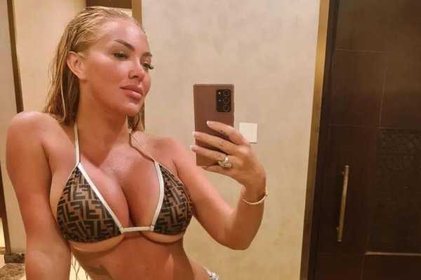 Aisleyne Horgan Wallace в бикини с формами