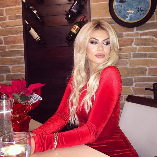 Luana vjollca, Девушка, Женщин