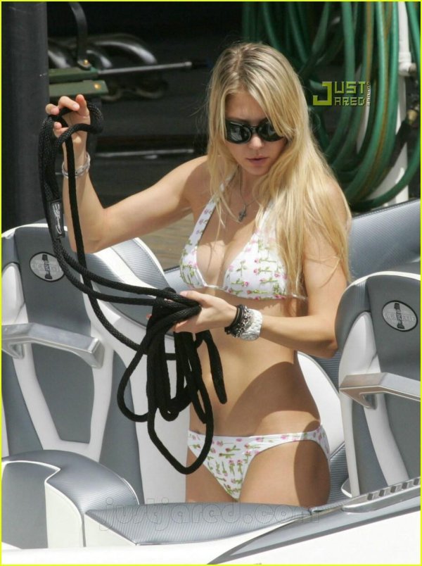 Восхитительные звезды Анна Курникова и Avril Lavigne в купальниках