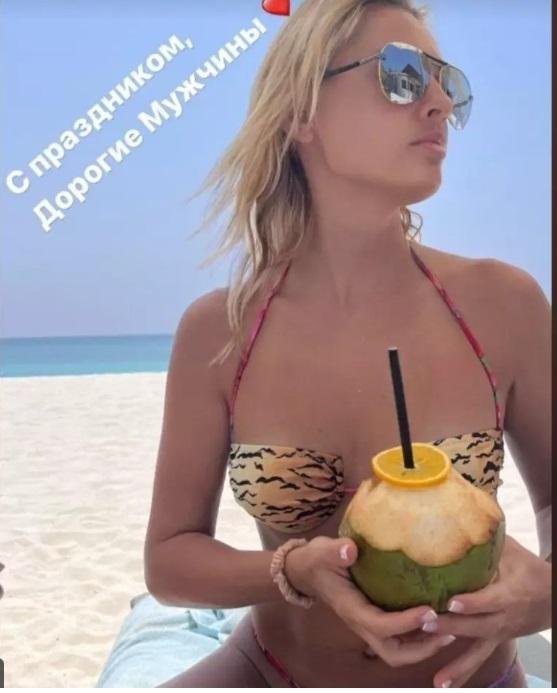Стильное купальник Янины Студилиной с Полиной Гагариной