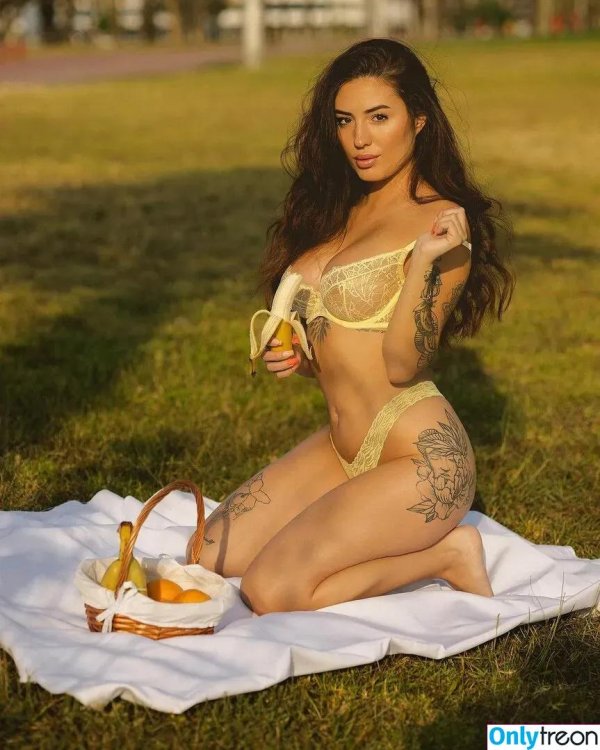 Соблазнительная девушка в интимных позах