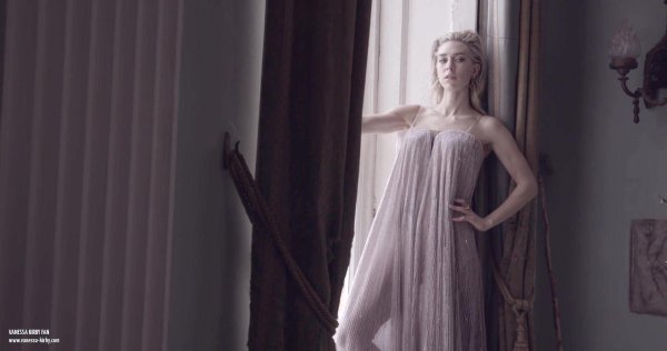 Горячая Vanessa Kirby в соблазнительном нижнем белье