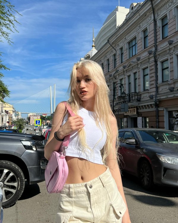 Очаровательная блондинка Aleyna Tilki в привлекательных образах
