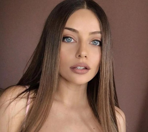 Привлекательная Катя Кищук в серебре