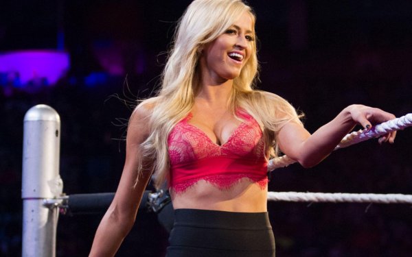 Саммер Рэй в WWE демонстрирует женскую силу и красоту