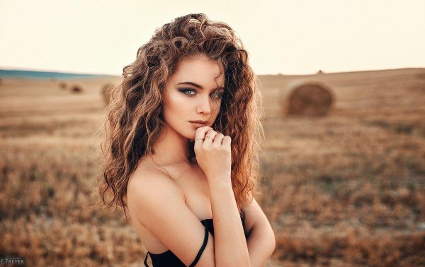 Алина Заславская кудрявая красавица соблазнительная