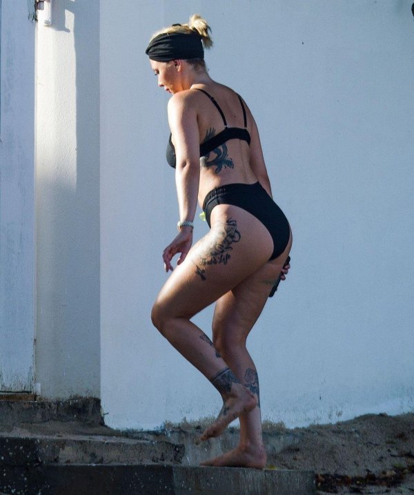 Olivia buckland в купальнике
