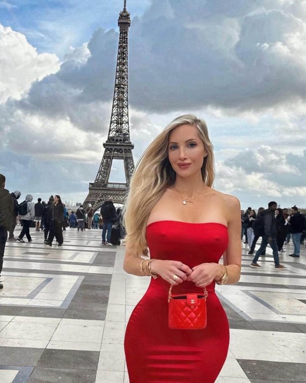 Amanda Lee в соблазнительном облегающем платье