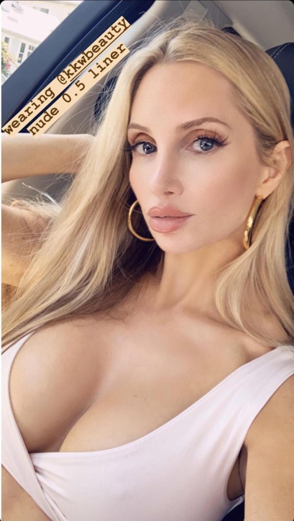 Amanda Lee в золотом вечернем платье соблазнительная модель