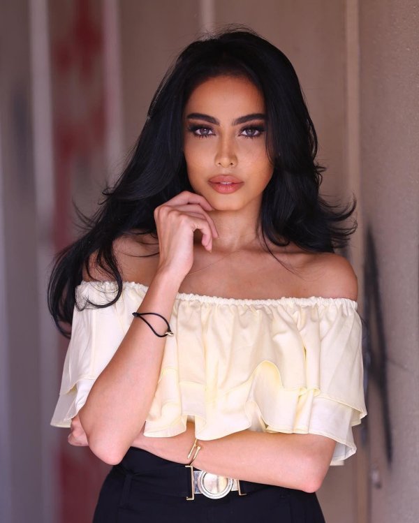 Очаровательная арабская модель Fatima Almomen