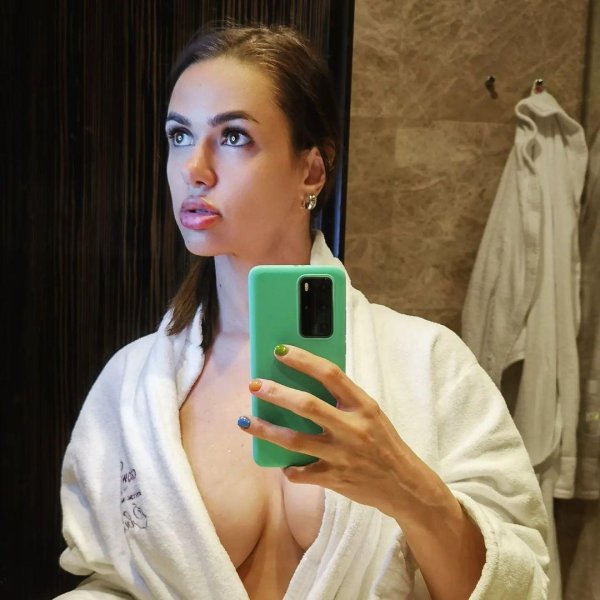 Интимная Sttasha с привлекательной грудью в халате