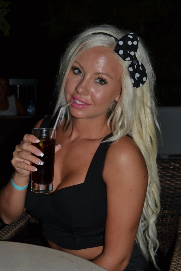 Amanda breden, Дженнифер эллисон, Девушка