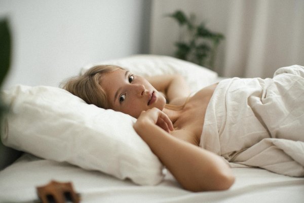 Девушка Алена Бархаленко в интимной спальне без одежды