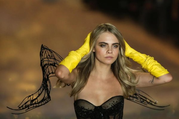 Соблазнительная модель Кара Делевинь на показе Victoria's Secret