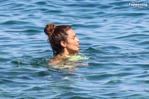 Irina shayk beach