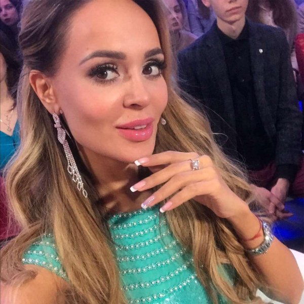 Талантливая певица Анна Калашникова в личных образах