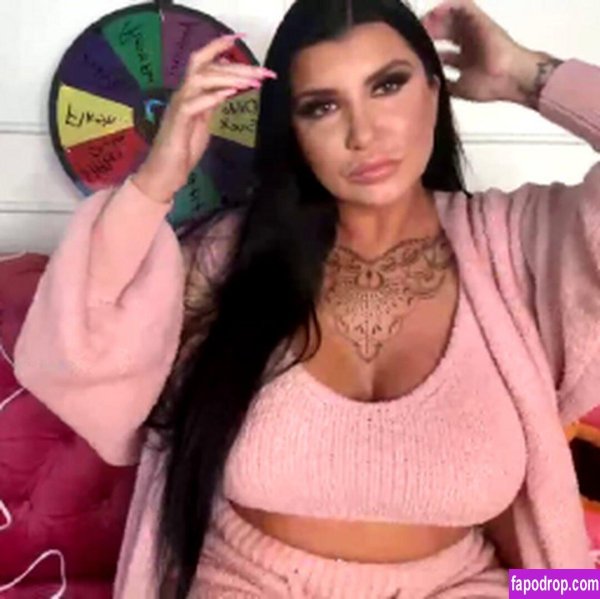 Соблазнительная Роми Рейн на OnlyFans с привлекательными формами