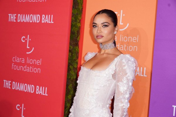 Шанина Шейк в платье с декольте от Clara Lionel