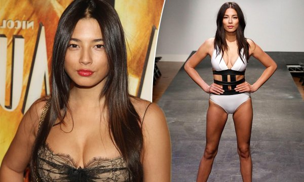 Джессика Гомес в очаровательном swimsuit купальнике