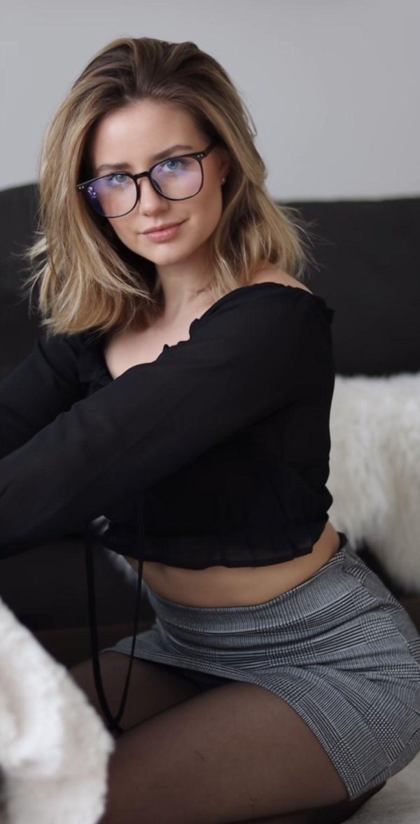 Sarah evelina, Девушка, A woman with glasses