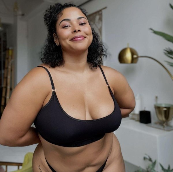 Модель plus size Tabria Majors в соблазнительных позах