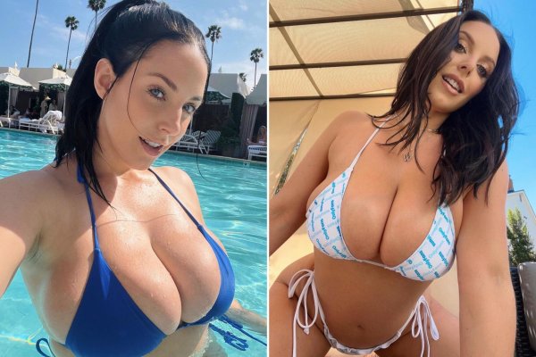Анджела Уайт в откровенных интимных позах