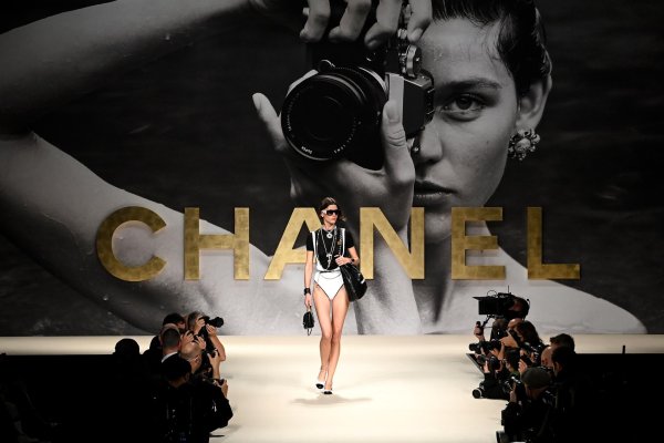 Показ мод Chanel демонстрирует соблазнительную моду весны 2022