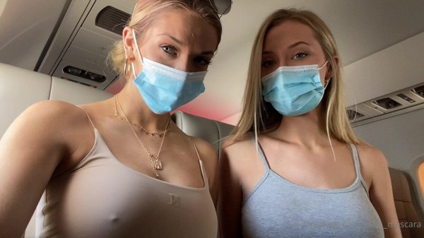 Девушка в маске с секси фигурой