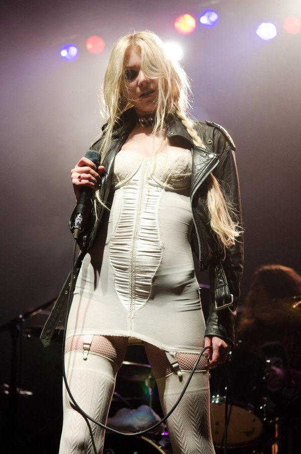 Энергичная вокалистка Тейлор Момсен из Pretty Reckless на сцене