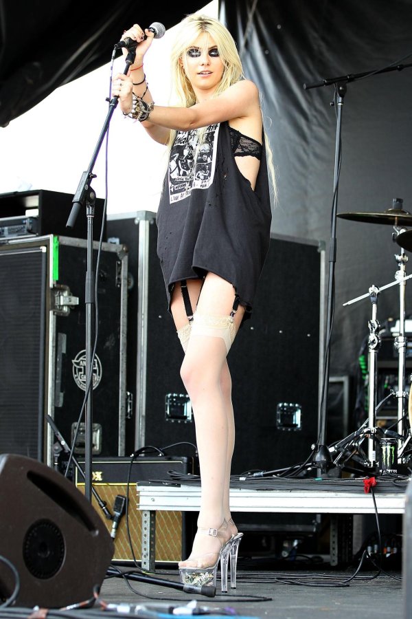 Тейлор Момсен 2010 Pretty Reckless горячая