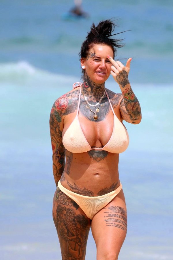Jemma Lucy татуированная звезда на пляже