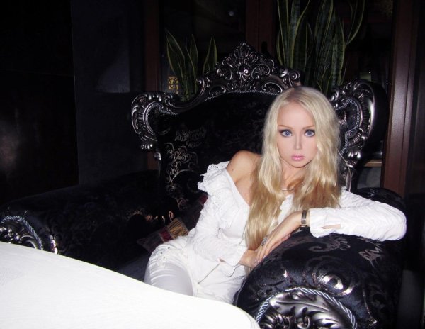 Модная Valeria Lukyanova в образе Барби