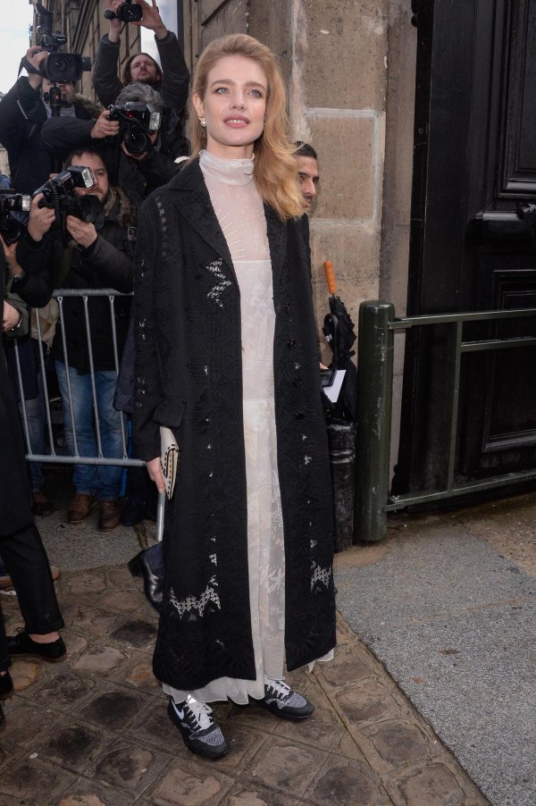 Модная Наталья Водянова в пальто Valentino