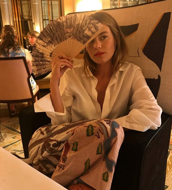 Камилль Роу в рубашке Christian Dior
